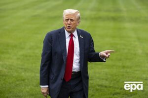 Трамп зазвичай рухається не дуже ритмічно, ударяючи кулаками по повітрю