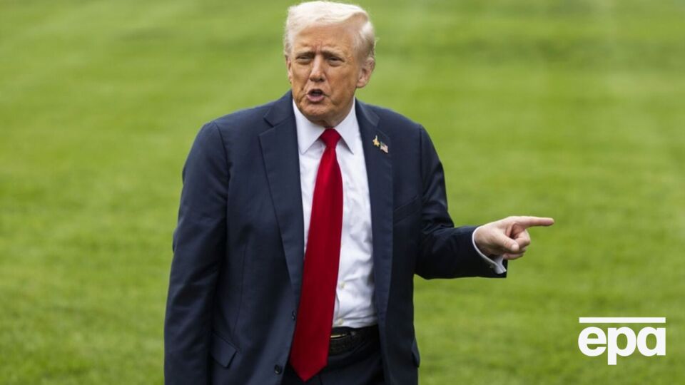 Трамп обычно двигается не очень ритмично, ударяя кулаками по воздуху