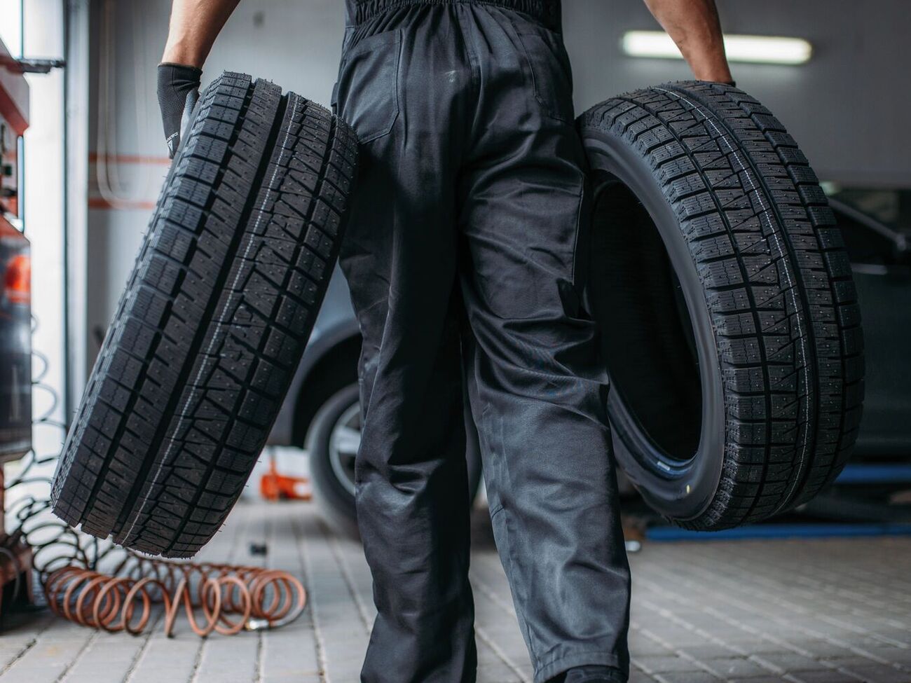 Более удобными для пользования на городских дорогах являются покрышки без шипов