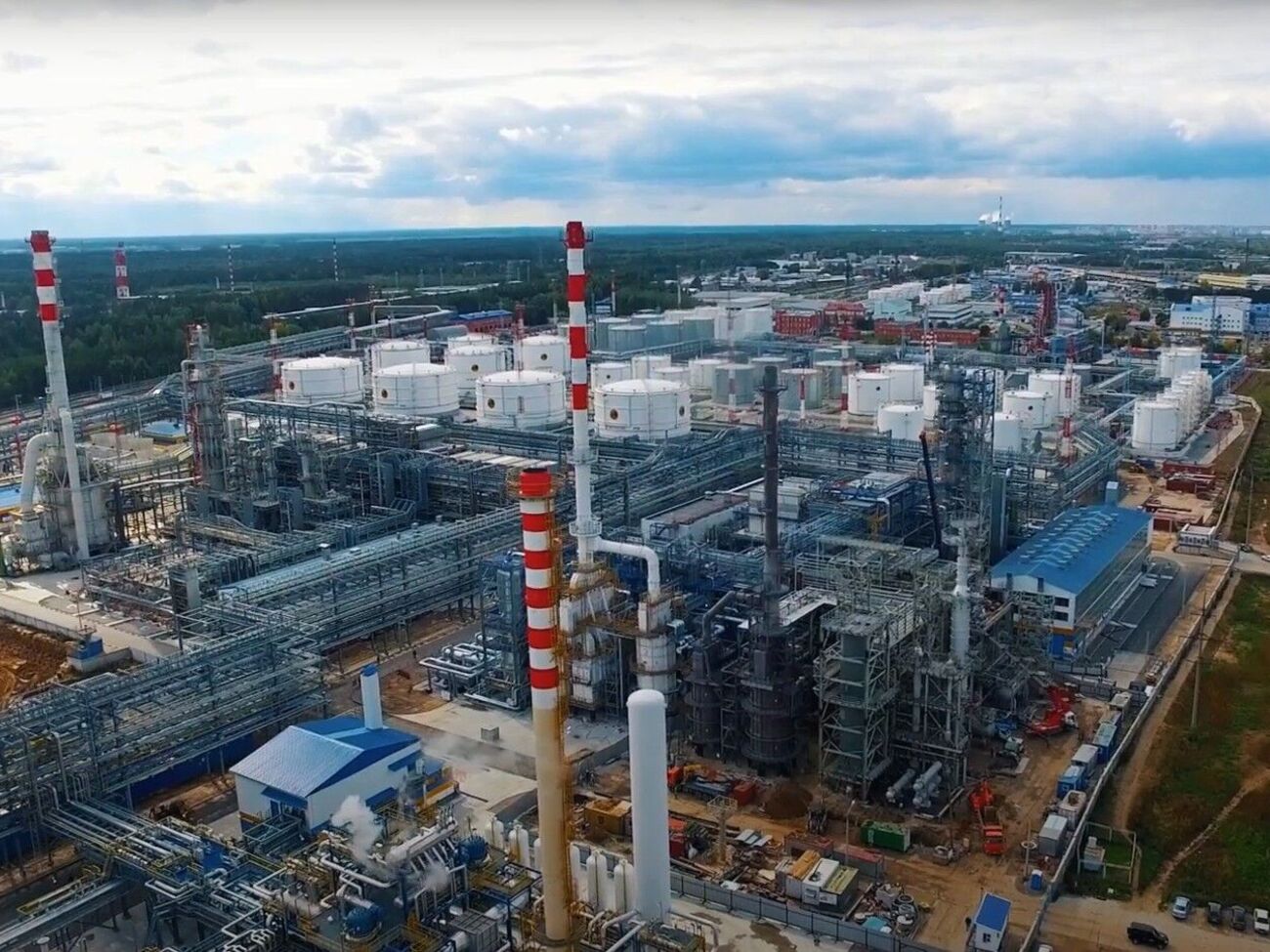 Вблизи Антипино расположен Тюменский НПЗ