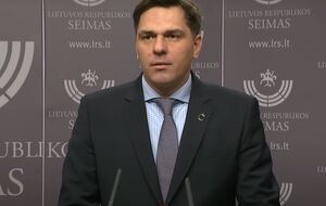 Адомавичюс 3 октября назвал провокационным вопрос журналиста, чей Крым, и ушел от ответа на него