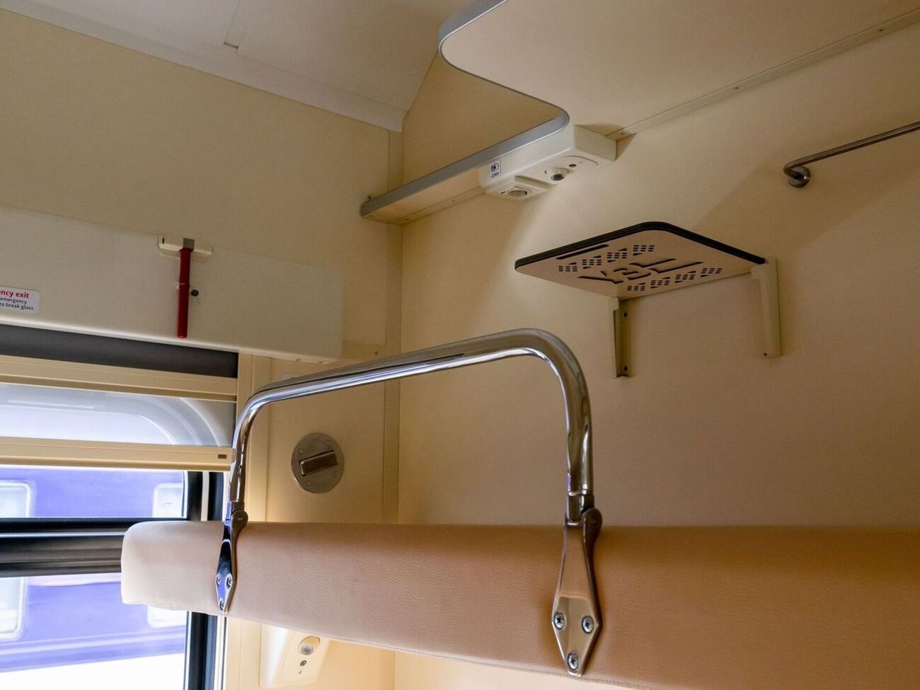 В "Укрзалізниці" сообщили, что в поезде "на брони для маломобильных пассажиров и их сопровождающих находятся два нижних и два верхних места"