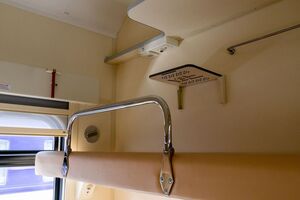 В "Укрзалізниці" повідомили, що в поїзді "на броні для маломобільних пасажирів і їхніх супроводжуючих знаходиться два нижні та два верхні місця"