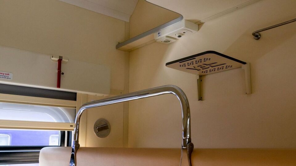 В "Укрзалізниці" сообщили, что в поезде "на брони для маломобильных пассажиров и их сопровождающих находятся два нижних и два верхних места"