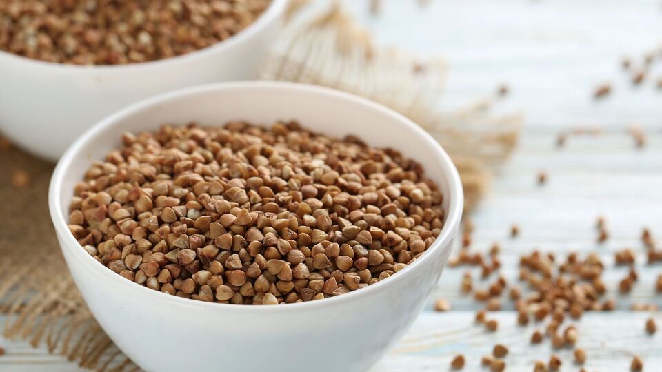 Гречку следует осмотреть для обнаружения посторонних примесей