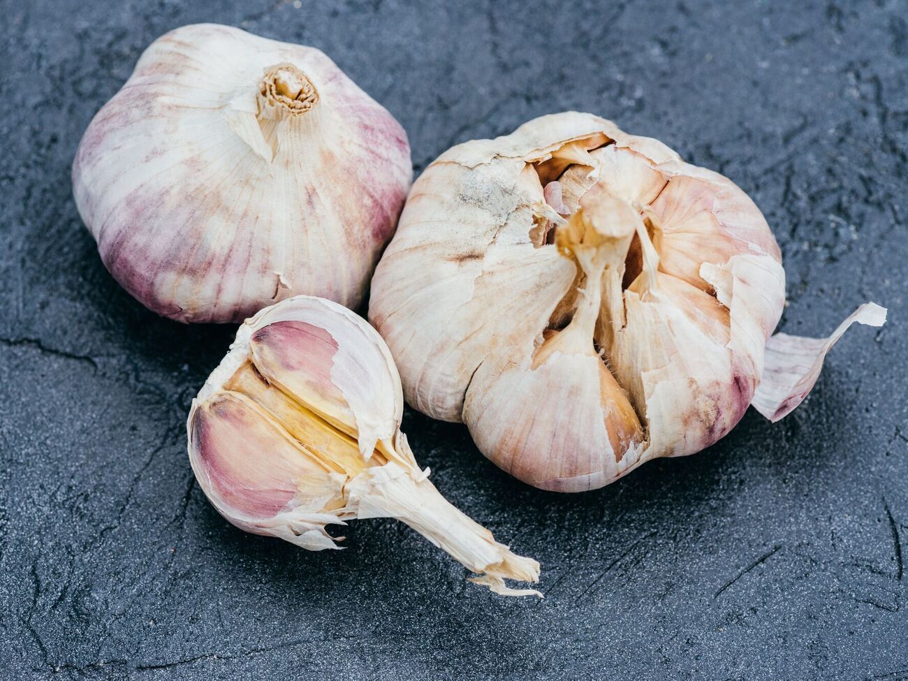 Шкірочка часнику легко зніметься, якщо його підготувати
