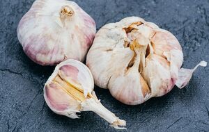 Шкірочка часнику легко зніметься, якщо його підготувати