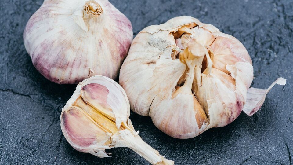 Кожица чеснока легко снимется, если его подготовить