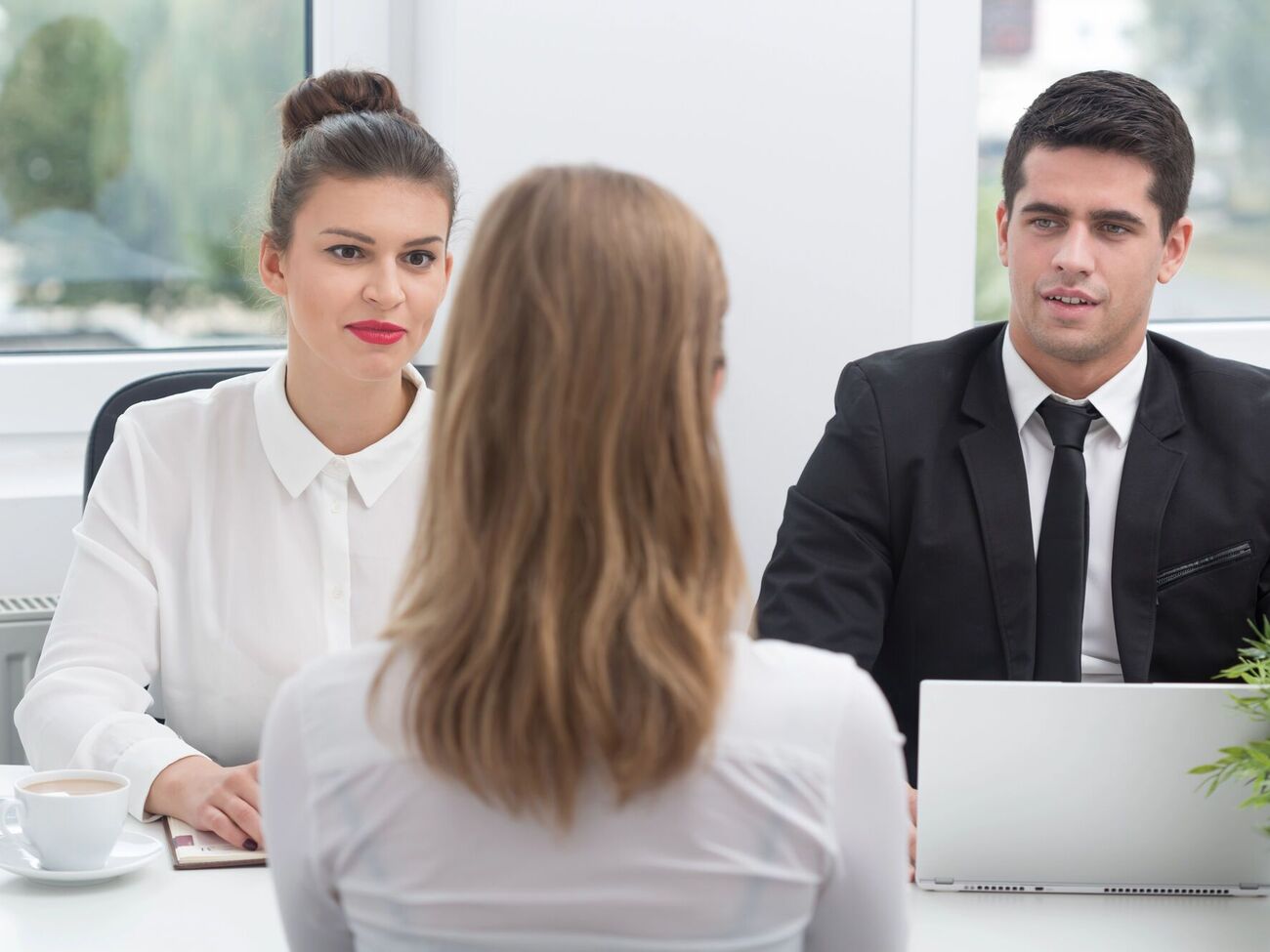 Конституція України гарантує рівність прав і свобод громадян. Це означає, що в усіх має бути рівний доступ до роботи