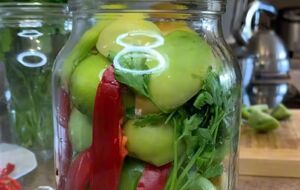 Банки з консервацією зберігайте в темному місці