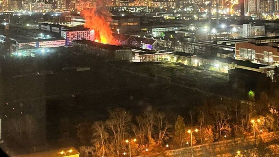 На російському заводі сталося займання