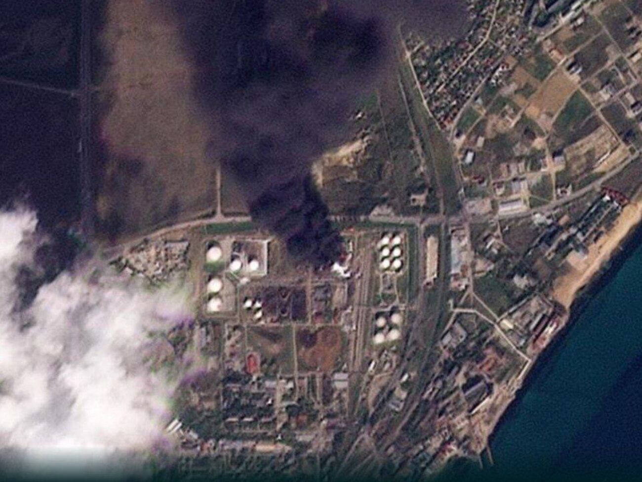 Пожежа на нафтобазі у Феодосії триває