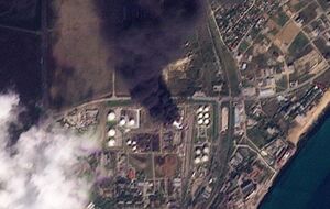 Пожежа на нафтобазі у Феодосії триває