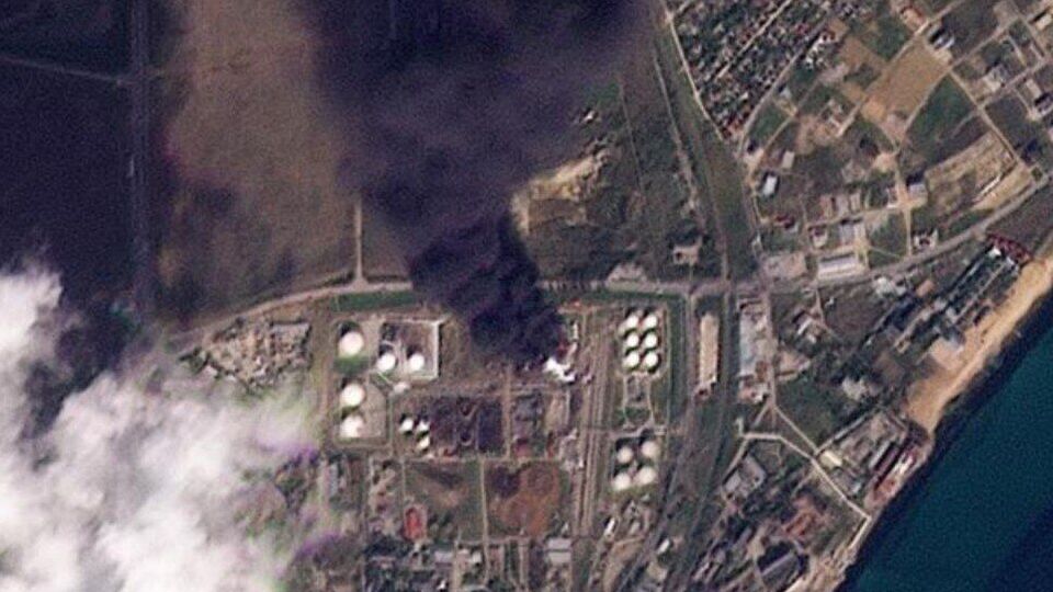 Пожежа на нафтобазі у Феодосії триває