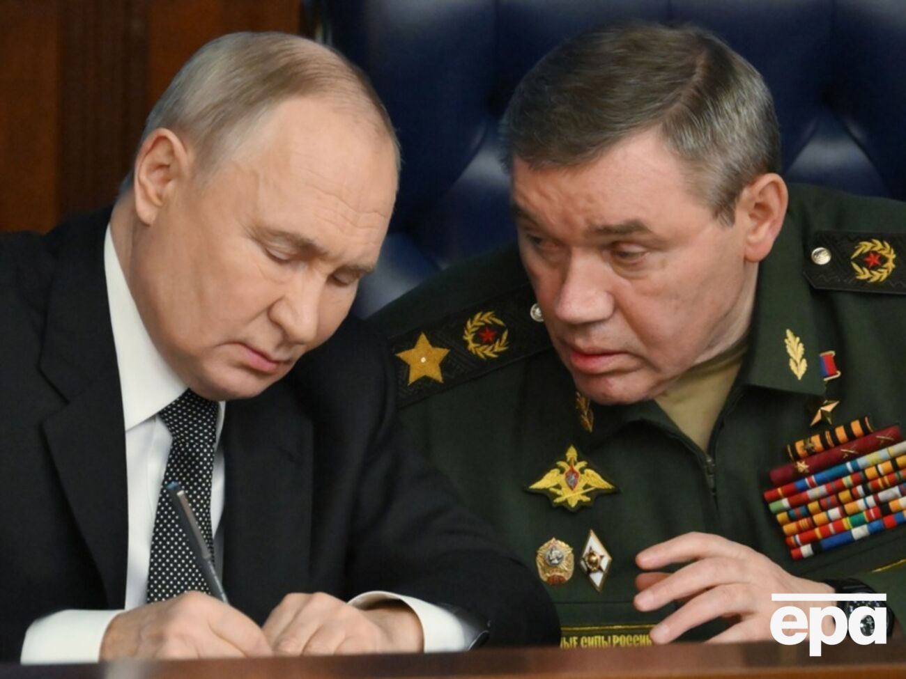 Войска группировки "Днепр" наступают в направлении города Запорожье, рассказал Герасимов на совещании с Путиным