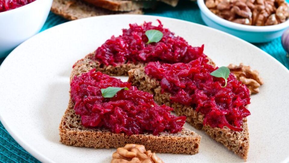 Свекольная икра будет вкусной с хлебом