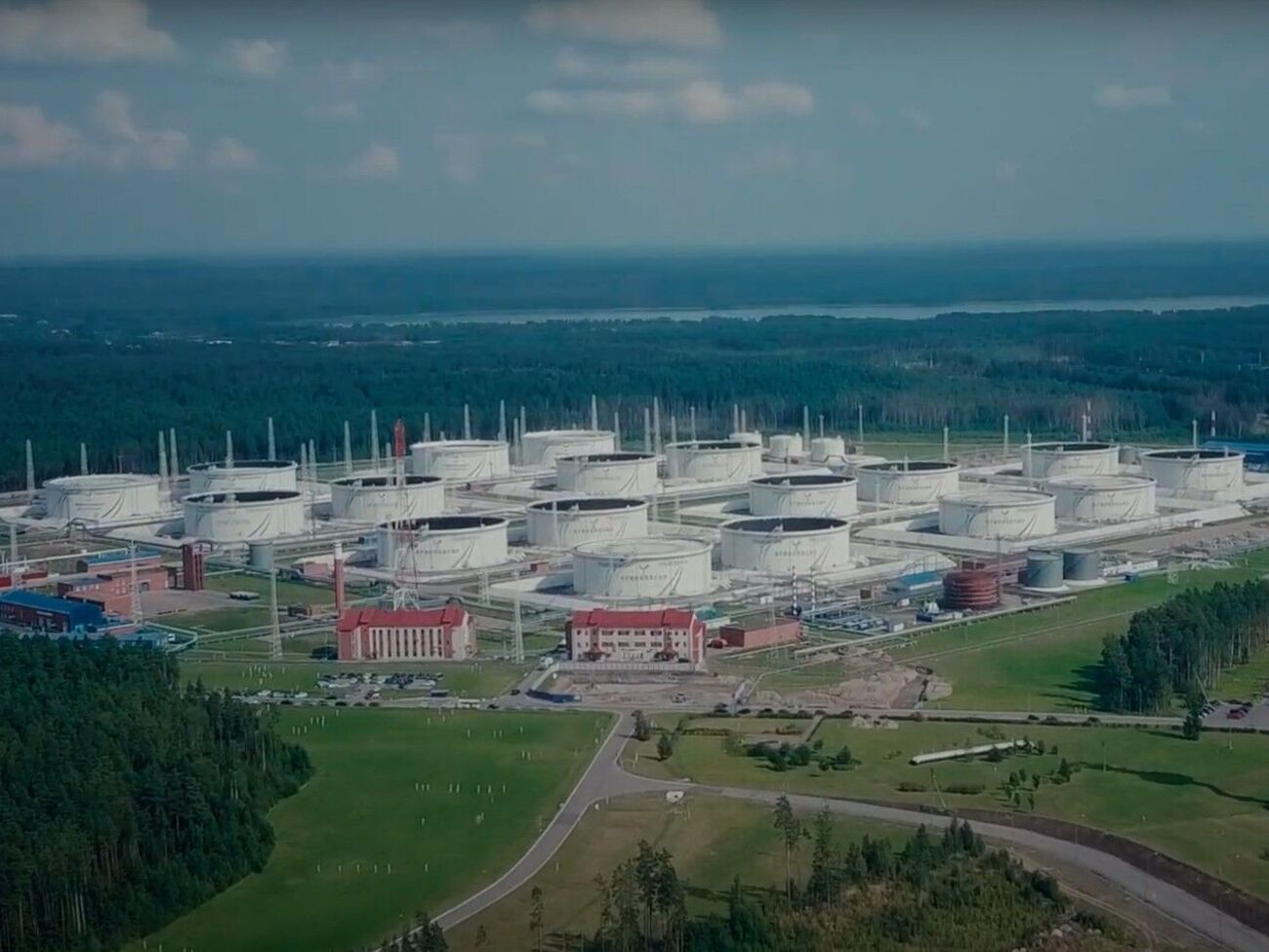 За последнее время производство топлива внутри РФ сократилось, а продажи нефти морским транспортом выросли, отметили СМИ