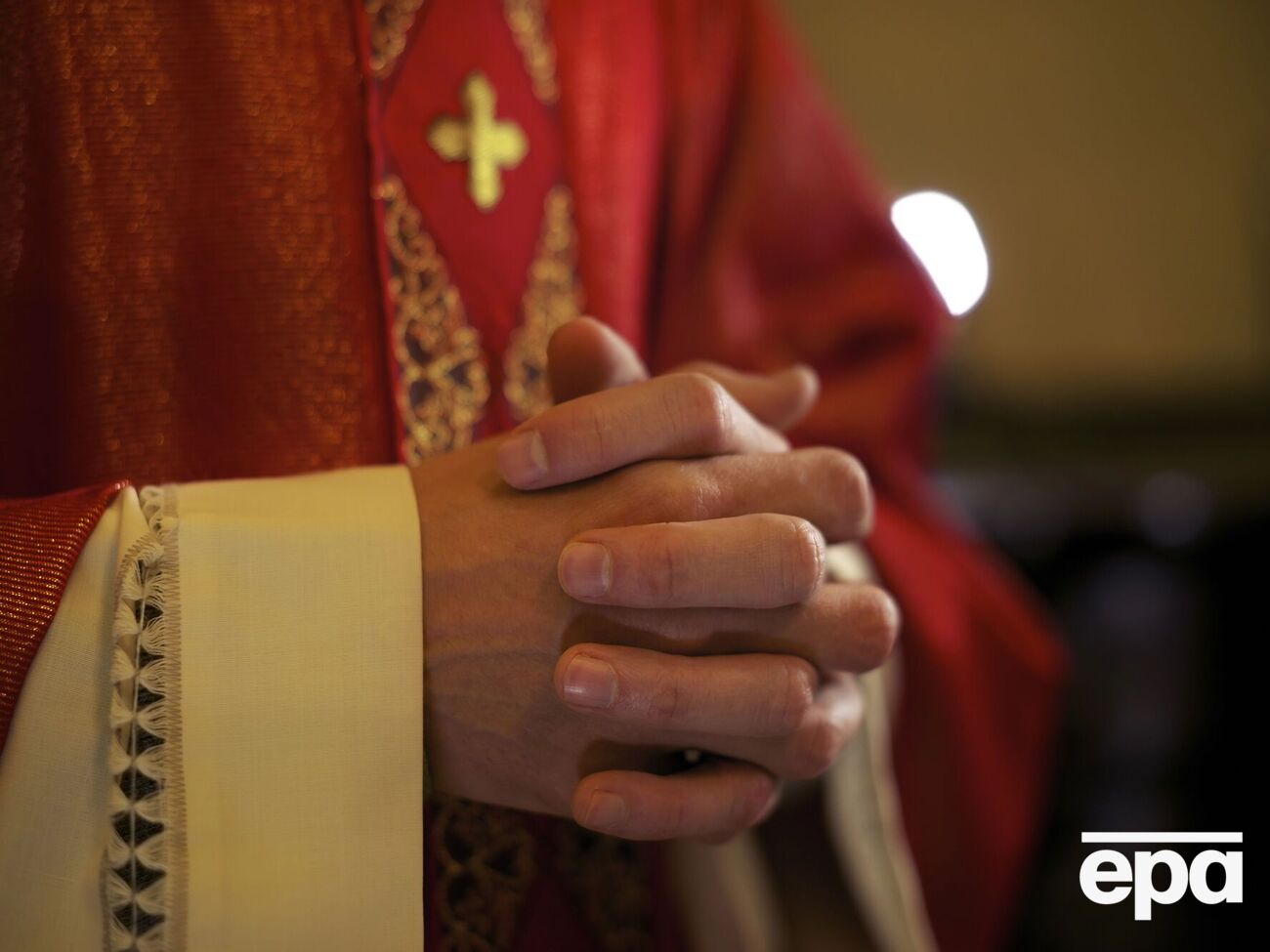 Священника звинуватили в тому, що він мав кількох коханок