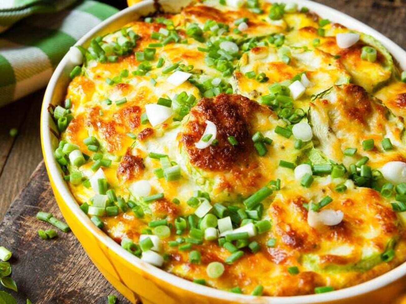 Запеканку нужно залить яичной смесью