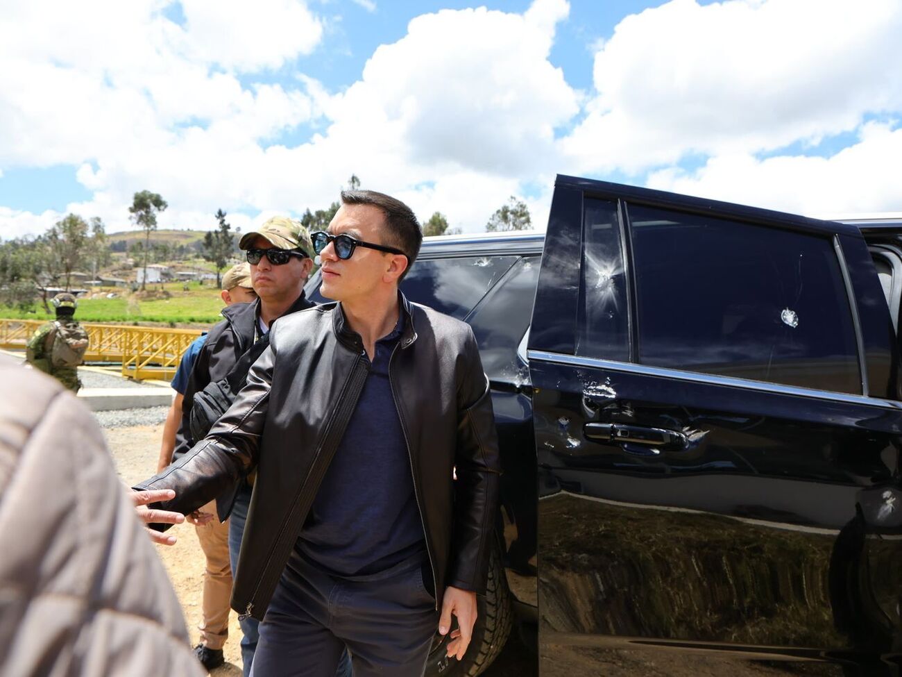 Пресслужба Нобоа опублікувала фото пошкодженого президентського автомобіля