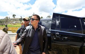 Пресслужба Нобоа опублікувала фото пошкодженого президентського автомобіля