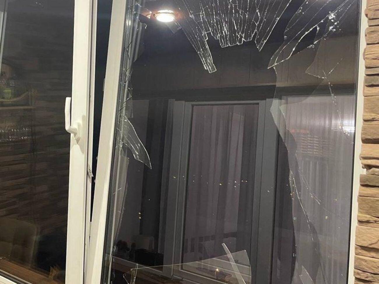 В доме побило окна