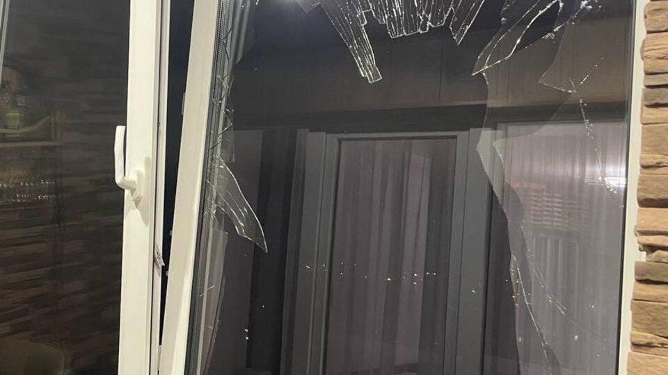 В доме побило окна
