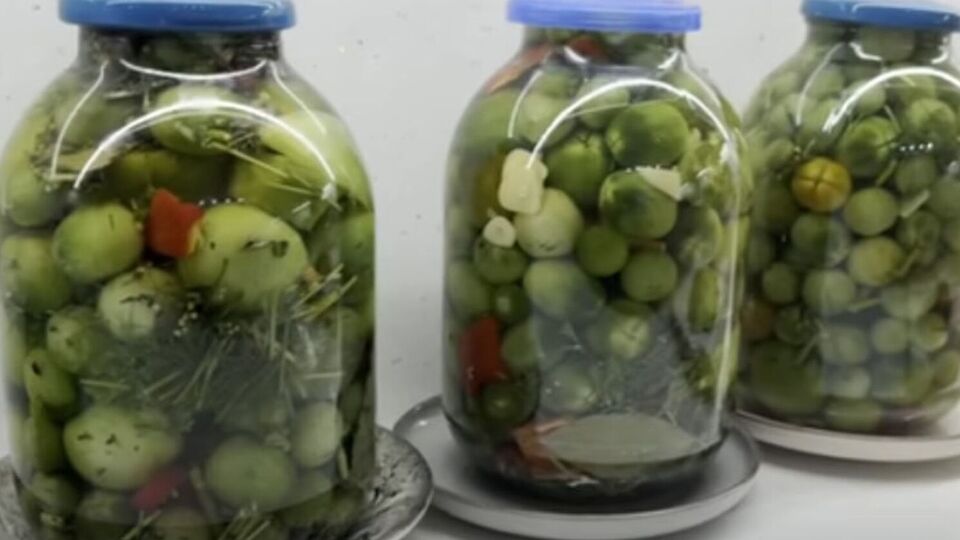 Помидоры нужно заливать теплым маринадом