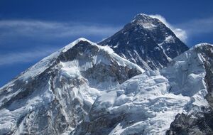 Сотні людей застрягли на схилі Евересту на кілька днів