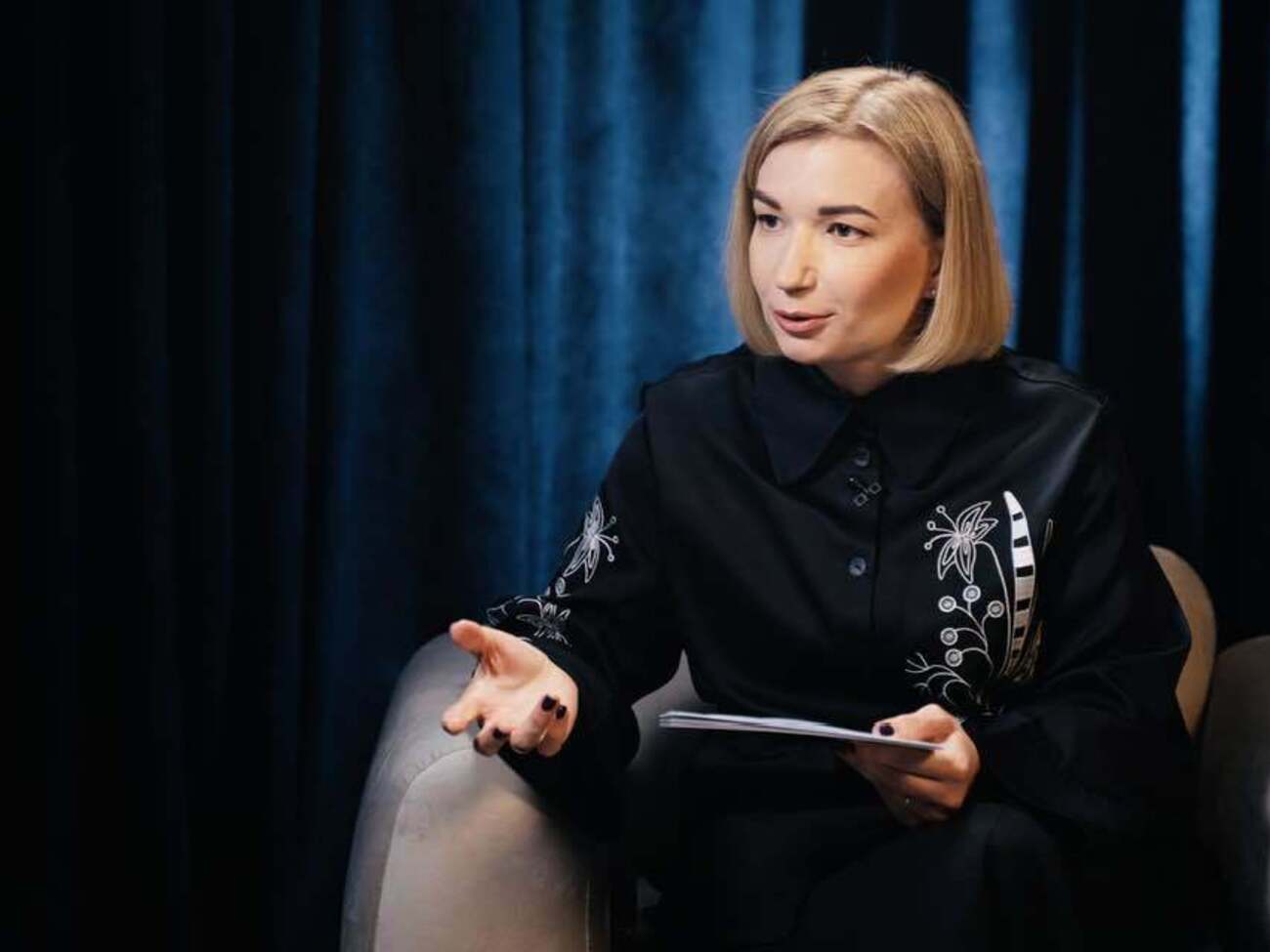 Арестович показывает россиянам, какой голубь мира нужен в Украине