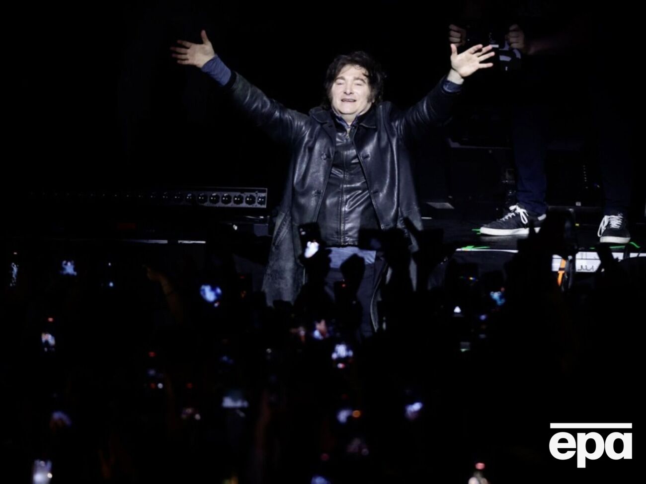 Милей спел во время презентации своей книги "Сотворение чуда"