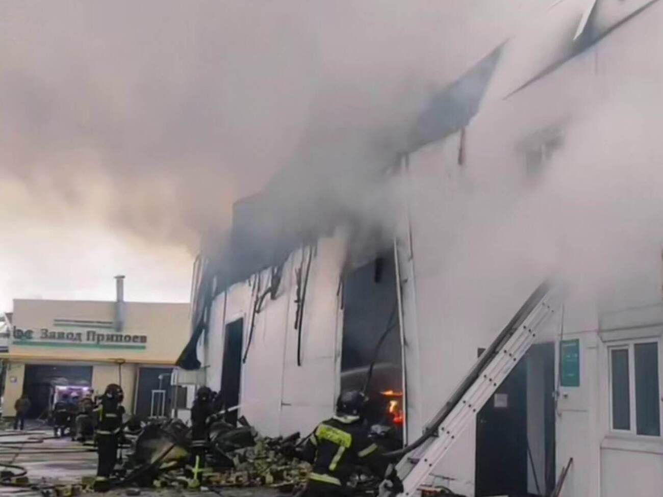 В российском МЧС заявили, что будут устанавливать причины пожара на заводе припоев