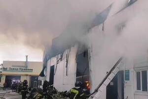 У російському МНС заявили, що встановлюватимуть причини пожежі на заводі припоїв