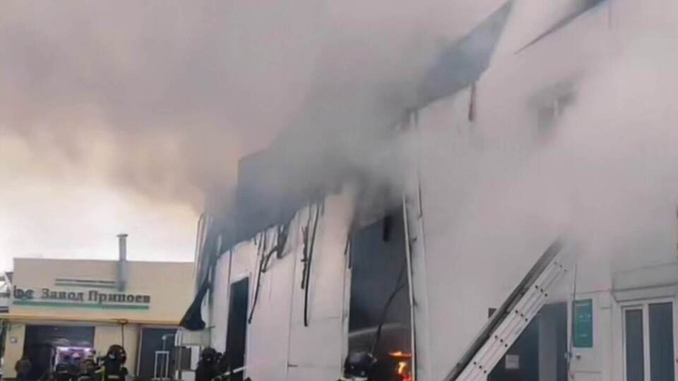 В российском МЧС заявили, что будут устанавливать причины пожара на заводе припоев