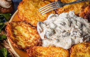 Деруни подають разом із підливою