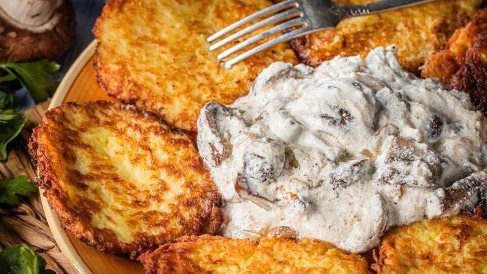 Деруны подают вместе с подливкой