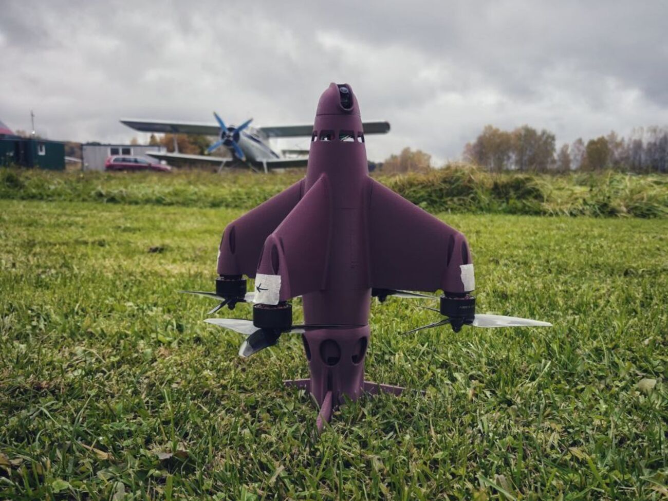 Дрон выполнили по типовой схеме для перехватчиков: четыре двигателя и вертикальный взлет, указывает "Милитарный"