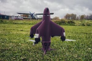 Дрон выполнили по типовой схеме для перехватчиков: четыре двигателя и вертикальный взлет, указывает "Милитарный"