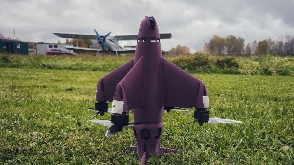 Дрон выполнили по типовой схеме для перехватчиков: четыре двигателя и вертикальный взлет, указывает "Милитарный"