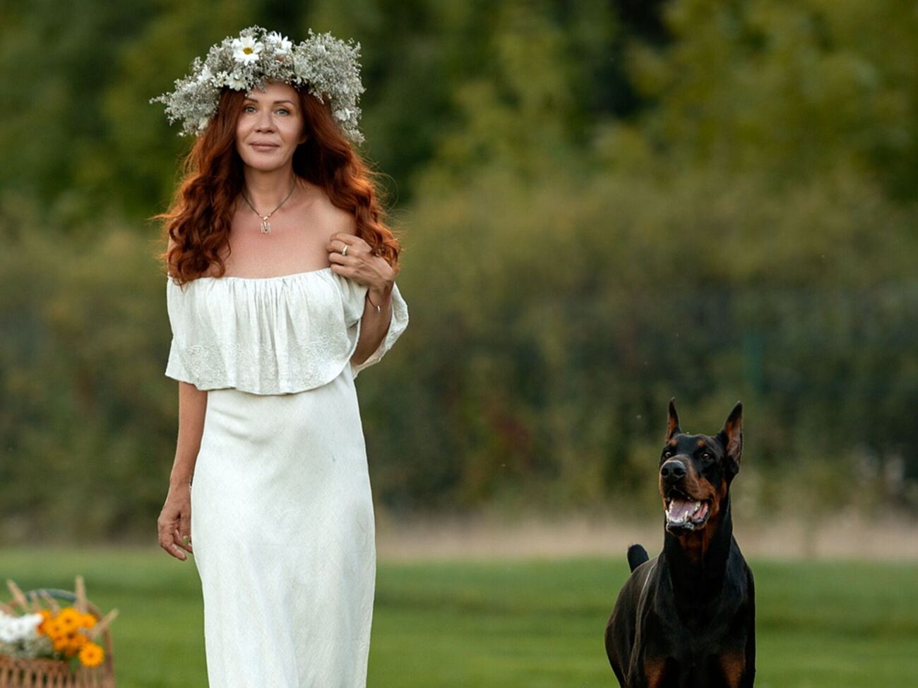 Эта картина мира никогда бы не выглядела кинематографичной, если бы не автоматная очередь на фоне