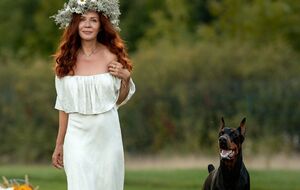 Эта картина мира никогда бы не выглядела кинематографичной, если бы не автоматная очередь на фоне