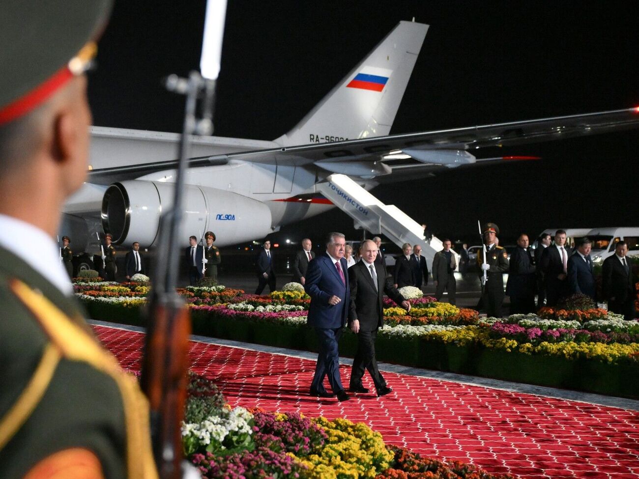 На кадрах из Душанбе видно, как Рахмон тепло приветствует главу Кремля