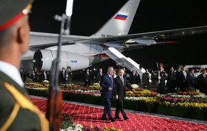 На кадрах из Душанбе видно, как Рахмон тепло приветствует главу Кремля