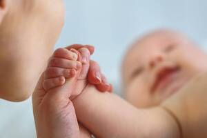 Вскоре после рождения детей случайно перепутали и отдали другим родителям, отмечает СМИ