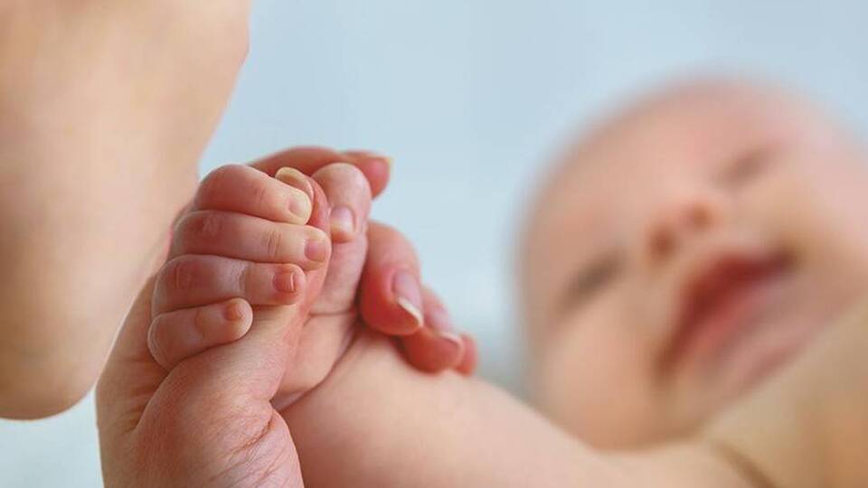 Вскоре после рождения детей случайно перепутали и отдали другим родителям, отмечает СМИ