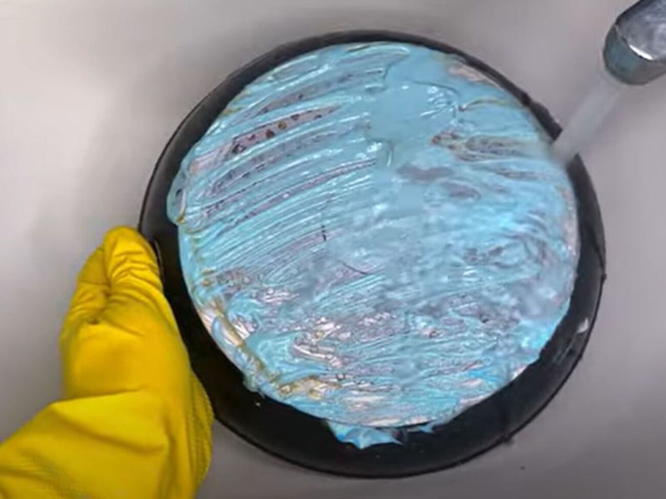 Если у вас валяется старая сковорода с нагаром, не торопитесь ее выбрасывать