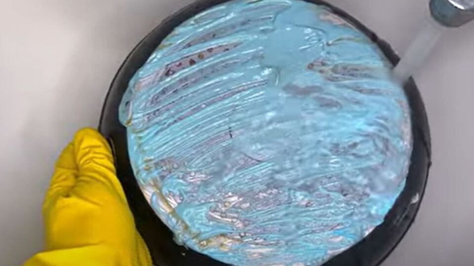 Если у вас валяется старая сковорода с нагаром, не торопитесь ее выбрасывать