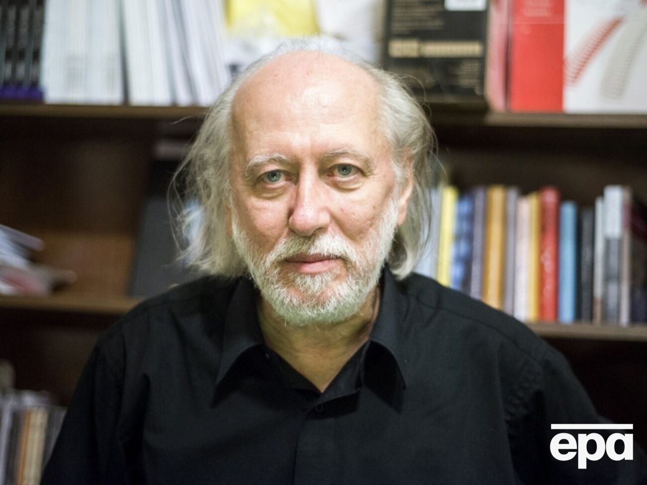 Краснахоркаи отметил, что чтение книг "дает нам больше сил, чтобы пережить эти сложные времена на Земле"