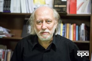 Краснахоркаи отметил, что чтение книг "дает нам больше сил, чтобы пережить эти сложные времена на Земле"