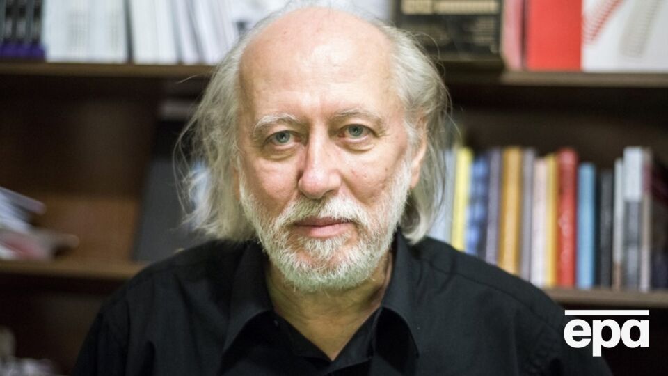 Краснахоркаи отметил, что чтение книг "дает нам больше сил, чтобы пережить эти сложные времена на Земле"